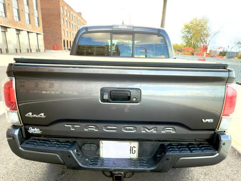 Used 2016 Toyota Tacoma Limited image 16