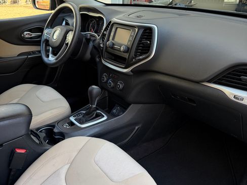 Used 2016 Jeep Cherokee Sport image 6