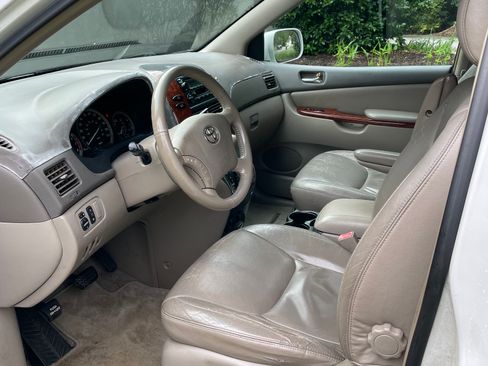 Used 2004 Toyota Sienna XLE FWD image 1