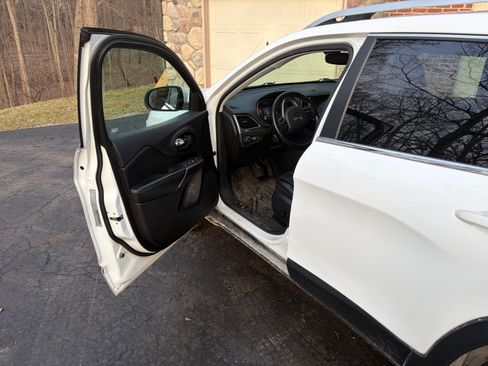 Used 2019 Jeep Cherokee Limited image 5