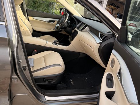 Used 2019 INFINITI QX50 Essential w/ Premium Heat Package image 11