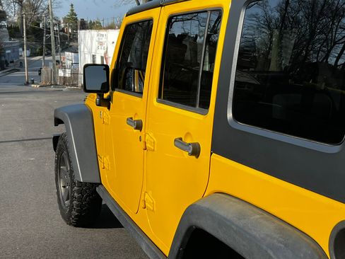 Used 2009 Jeep Wrangler Unlimited Rubicon w/ Dual Top Group image 16