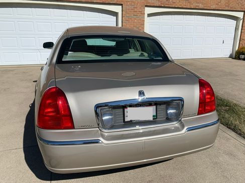 Used 2010 Lincoln Town Car Signature Limited image 4