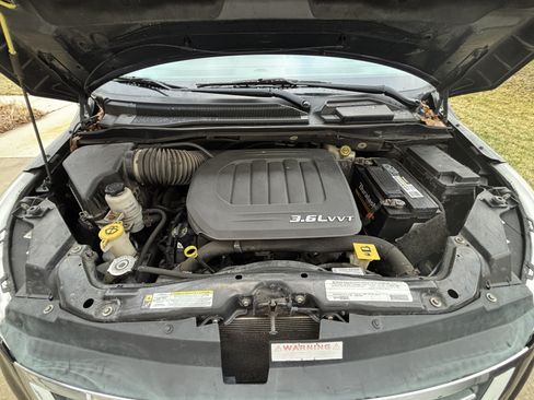 Used 2012 Volkswagen Routan SE image 12