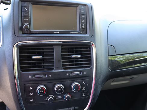 Used 2013 Dodge Grand Caravan SXT w/ UConnect Hands-Free Group FWD image 11
