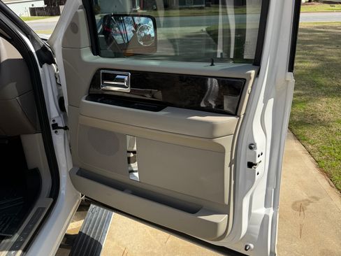 Used 2016 Lincoln Navigator Select image 22