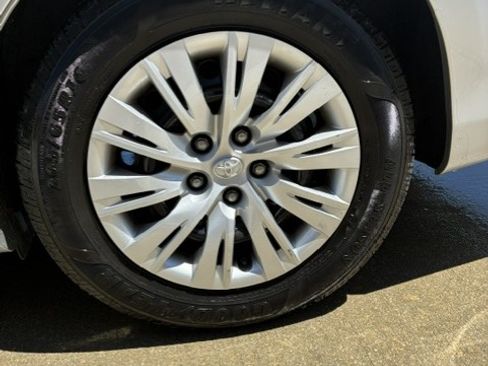 Used 2012 Toyota Camry LE FWD image 20