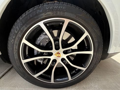 Used 2022 Porsche Cayenne Coupe image 16