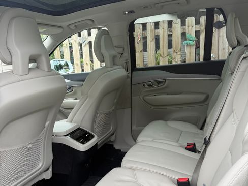 Used 2021 Volvo XC90 T5 Momentum w/ Climate Package AWD/4WD image 12