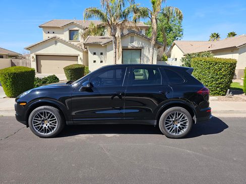 Used 2018 Porsche Cayenne Platinum Edition image 2