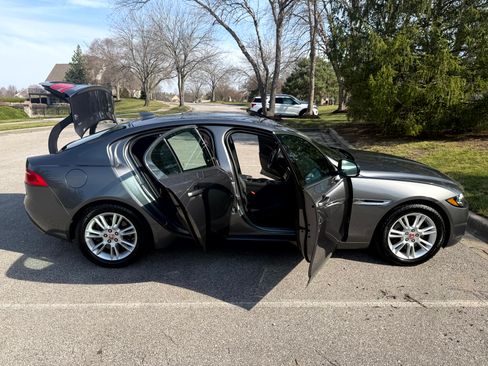 Used 2017 Jaguar XE Premium image 9