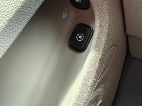 Used 2013 Chevrolet Volt Premium w/ Premium Trim Package FWD image 25