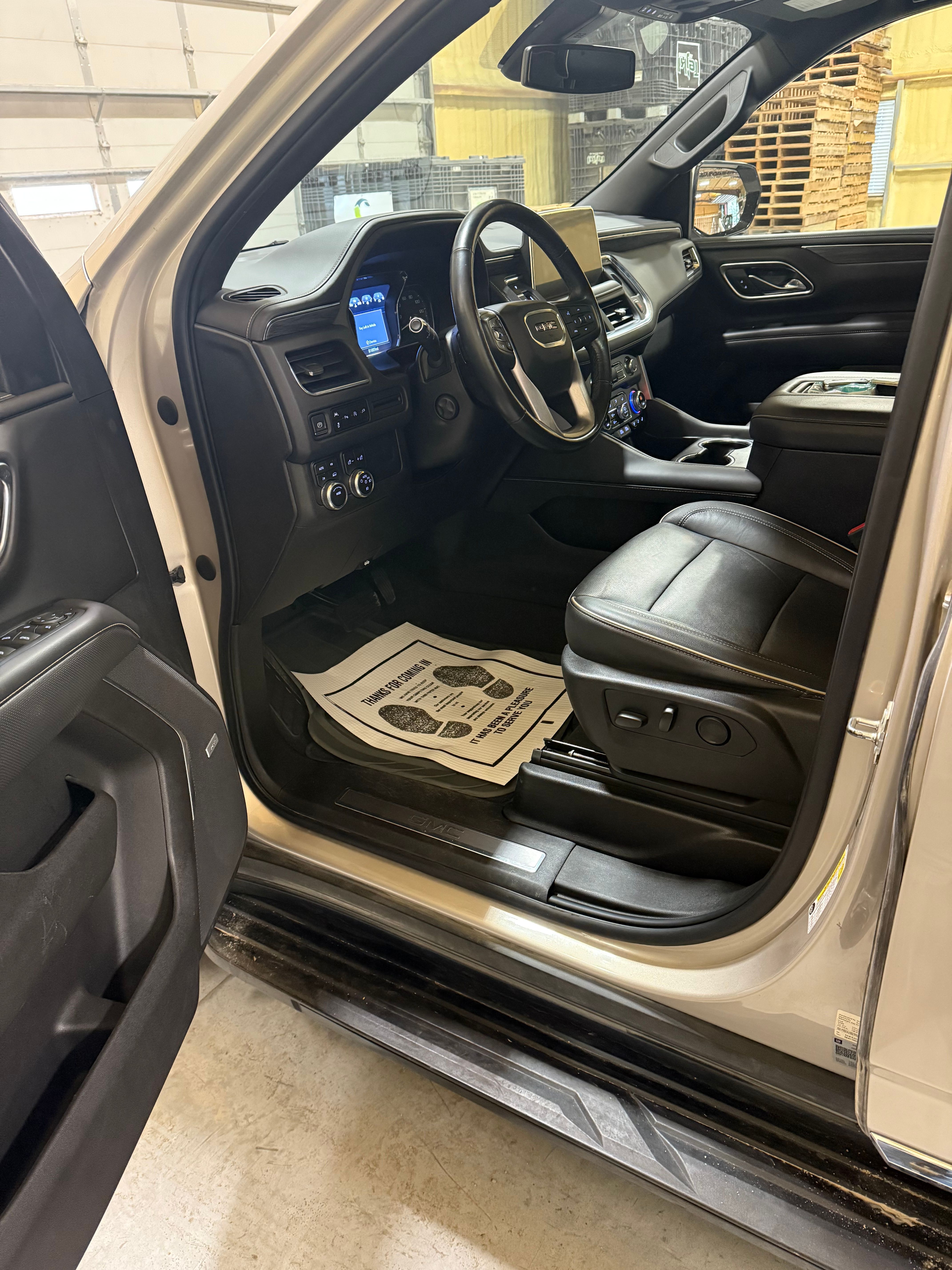 Used 2021 GMC Yukon XL SLT w/ SLT Luxury Package AWD/4WD image 11