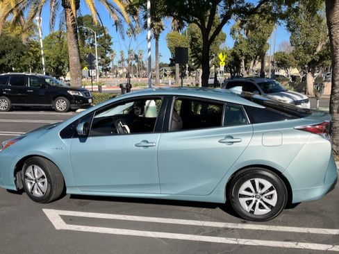 Used 2016 Toyota Prius Four Touring image 2