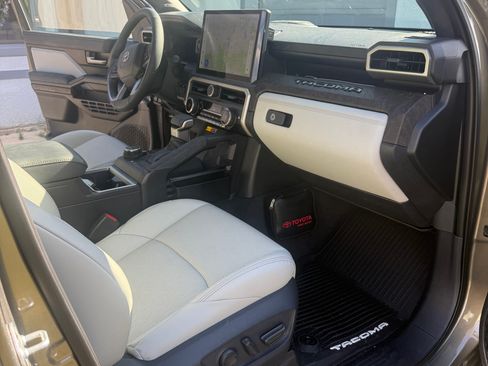 Used 2025 Toyota Tacoma Limited AWD/4WD image 14