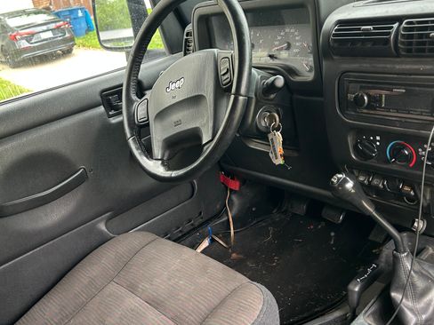 Used 2005 Jeep Wrangler Unlimited Rubicon AWD/4WD image 6