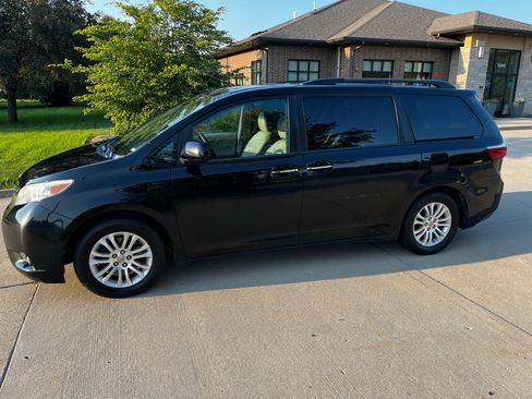 Used 2015 Toyota Sienna XLE w/ XLE Navigation Package FWD image 6