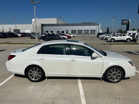 Used 2005 Toyota Avalon Limited image 2