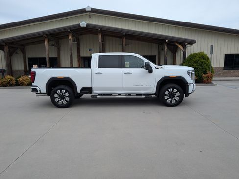 Used 2025 GMC Sierra 2500 Denali image 2