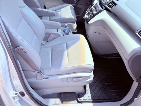 Used 2011 Honda Odyssey Touring Elite image 25