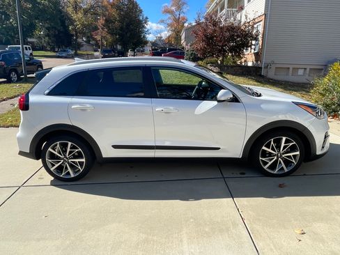 Used 2021 Kia Niro Touring image 2