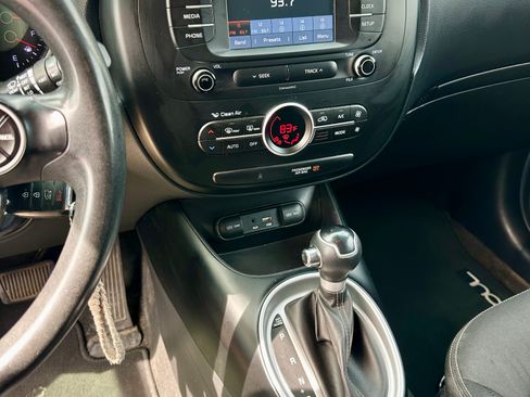 Used 2017 Kia Soul + image 14