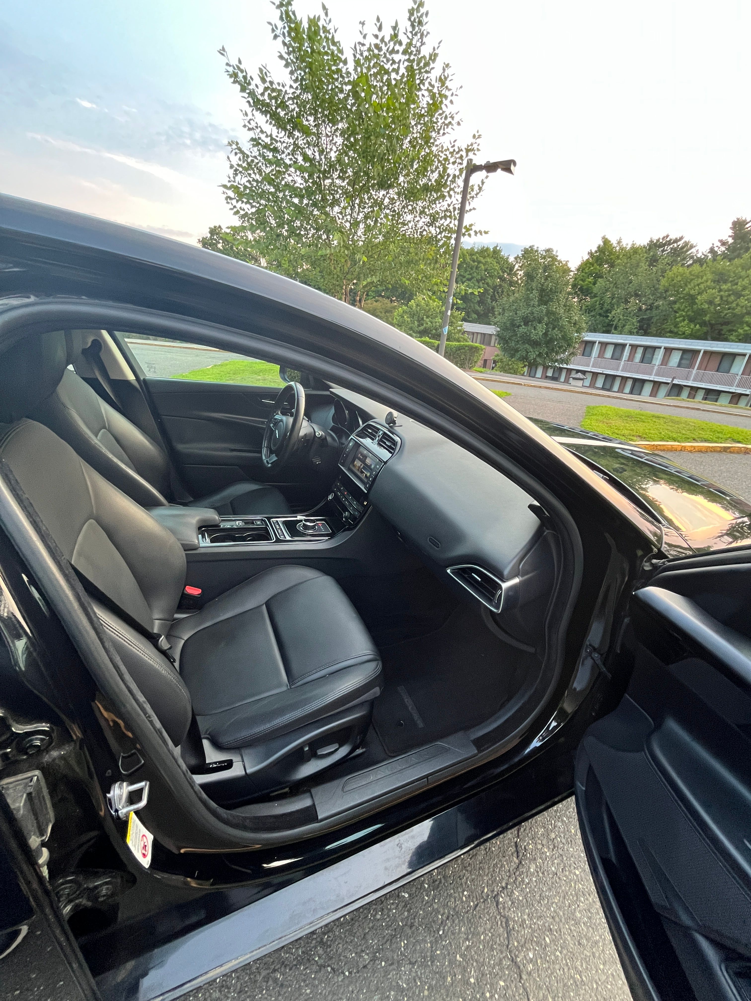 Used 2018 Jaguar XE RWD image 13
