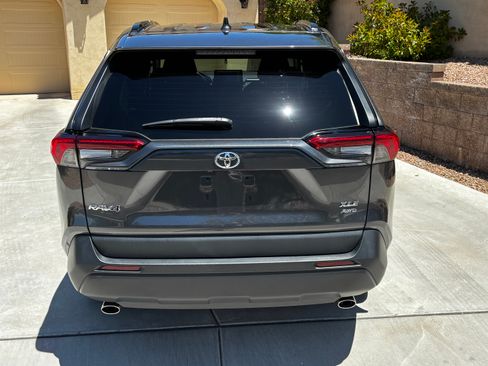 Used 2021 Toyota RAV4 XLE AWD/4WD image 5
