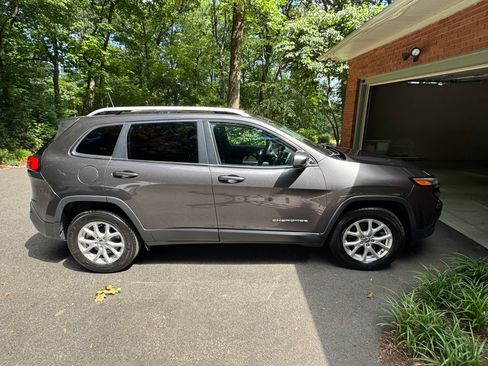 Used 2017 Jeep Cherokee Latitude w/ Safety/Convenience Group AWD/4WD image 2