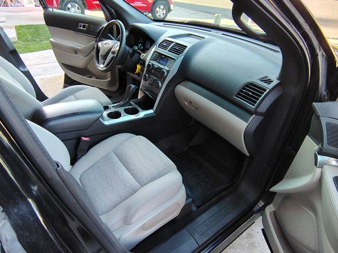 Used 2014 Ford Explorer XLT image 11
