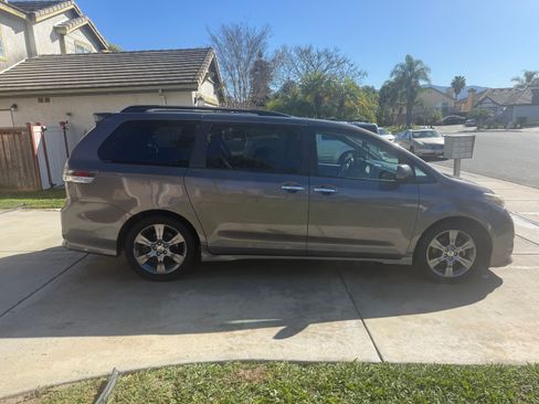Used 2015 Toyota Sienna SE Premium image 2