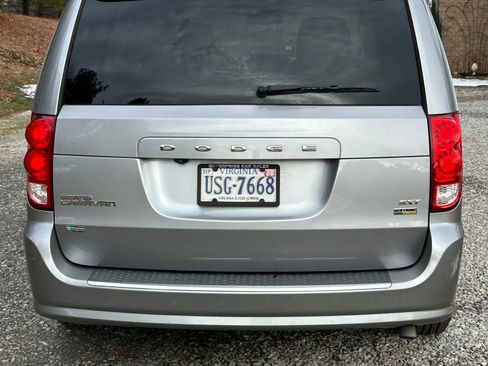 Used 2018 Dodge Grand Caravan SXT image 5