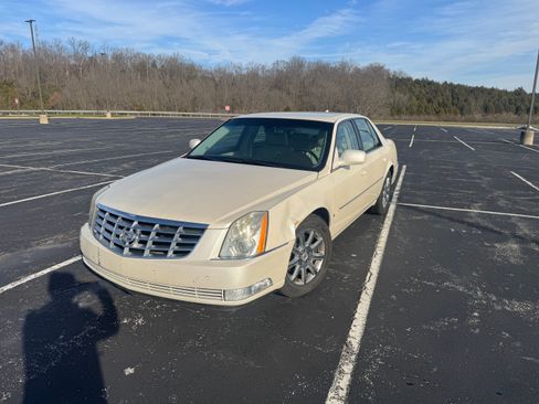 Used 2009 Cadillac DTS image 1