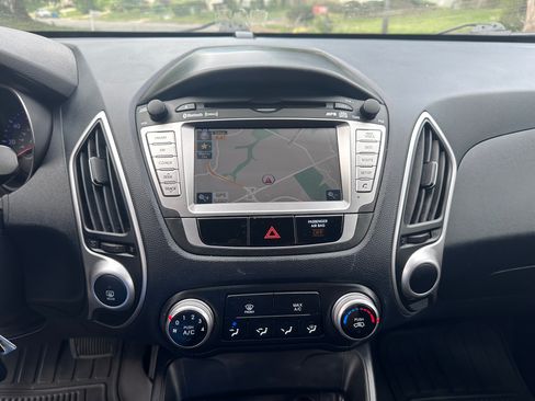 Used 2011 Hyundai Tucson GLS w/ Navigation Pkg 2 FWD image 10