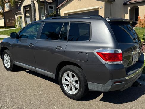 Used 2011 Toyota Highlander SE w/ Tow Pkg FWD image 2