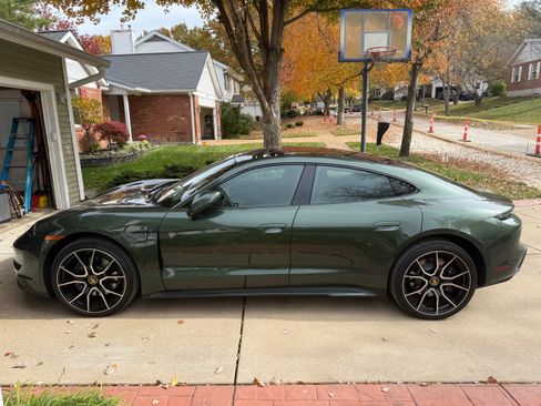 Used 2024 Porsche Taycan image 1