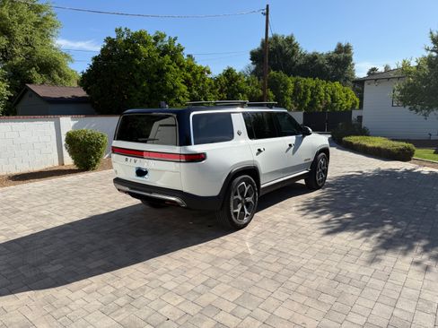 Used 2023 Rivian R1S Adventure image 5