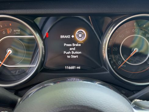 Used 2018 Jeep Wrangler Unlimited Sahara AWD/4WD image 13