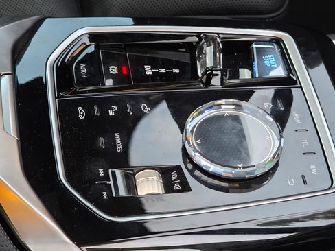 Used 2024 BMW i7 M70 w/ Premium Package image 15