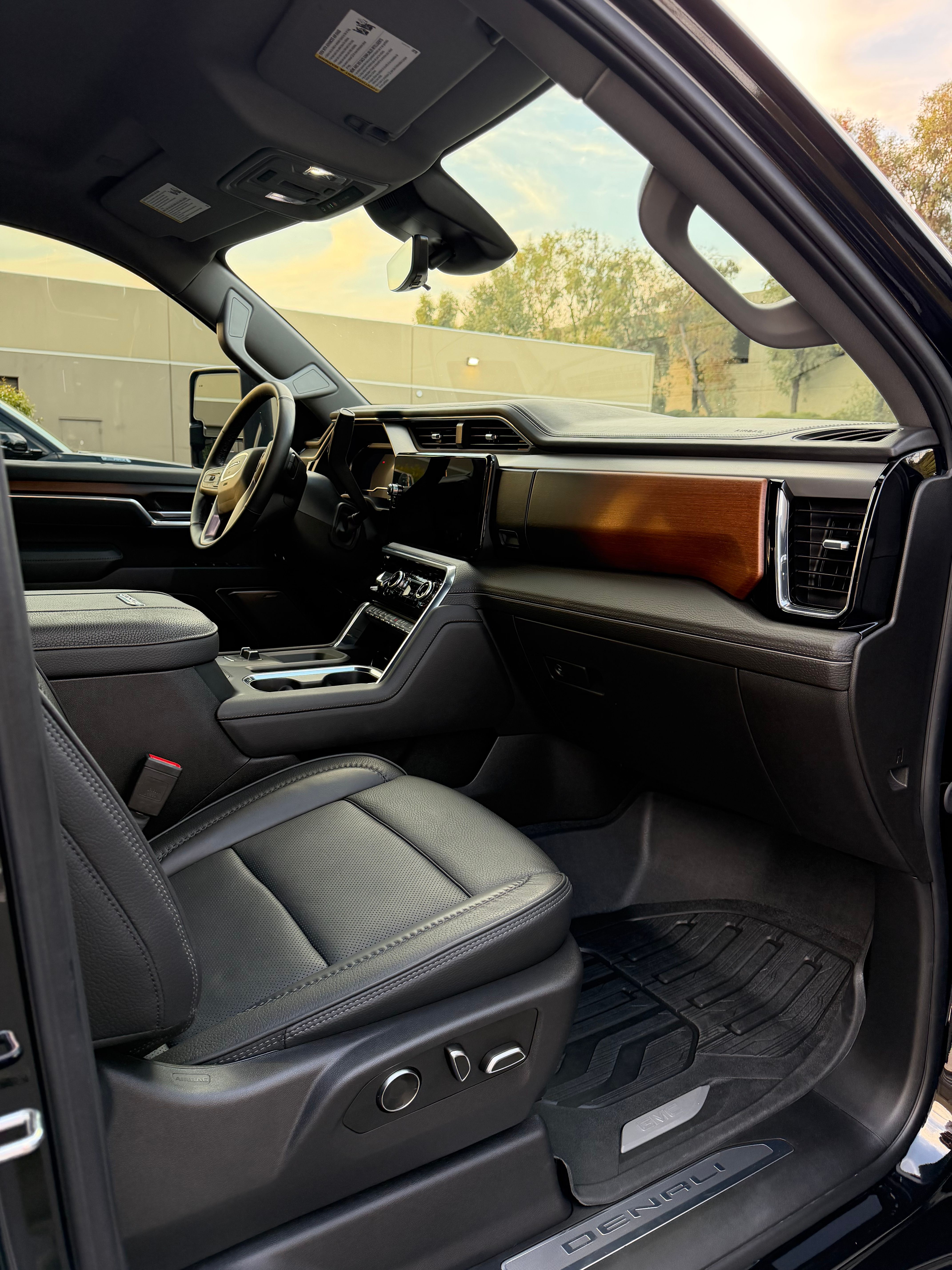 Used 2025 GMC Sierra 2500 Denali w/ Technology Package AWD/4WD image 13