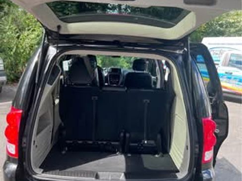 Used 2019 Dodge Grand Caravan SXT image 8