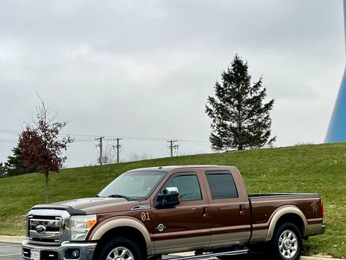 Used 2011 Ford F250 Lariat w/ Chrome Pkg image 1