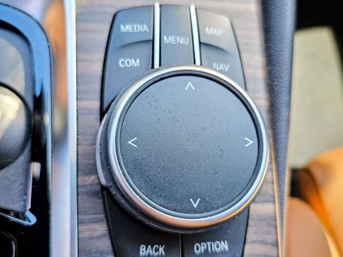 Used 2022 BMW 530i w/ Convenience Package image 25