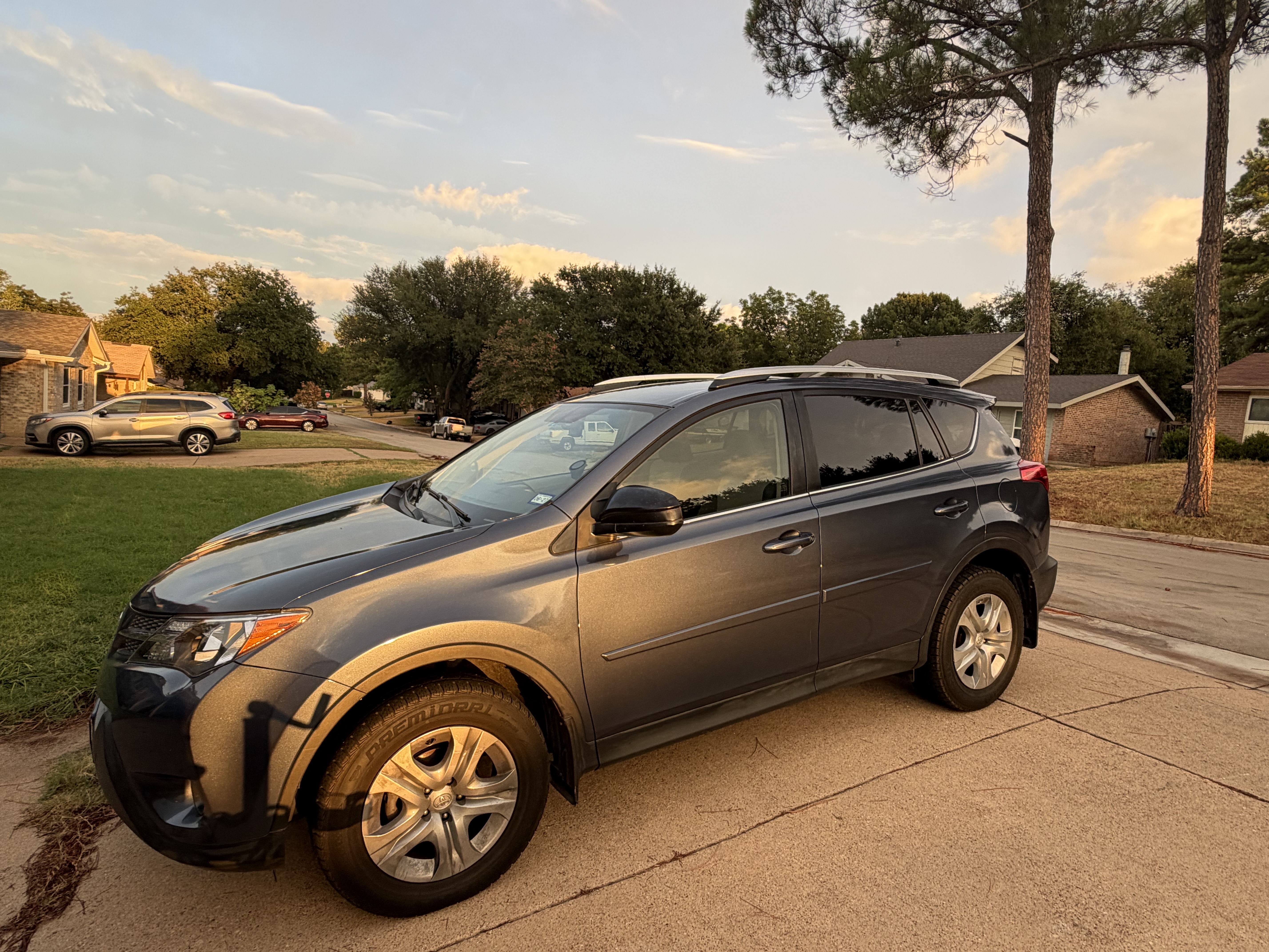 Used 2013 Toyota RAV4 LE AWD/4WD image 2