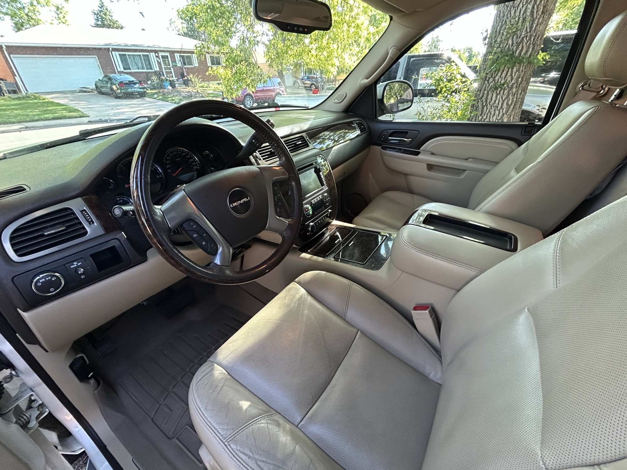 Used 2011 GMC Yukon Denali AWD/4WD image 10