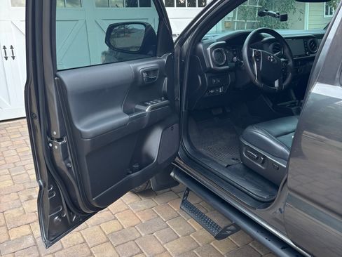 Used 2023 Toyota Tacoma TRD Off-Road image 11