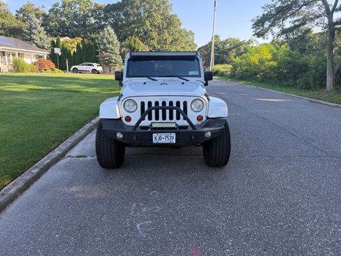 Used 2010 Jeep Wrangler Unlimited Sahara AWD/4WD image 2