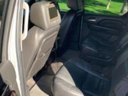 Used 2010 Cadillac Escalade Luxury image 6