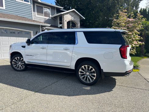 Used 2021 GMC Yukon XL Denali image 1