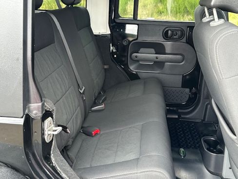 Used 2010 Jeep Wrangler Unlimited Sport image 12